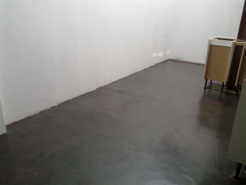 Microcement applied over fibre reinforced screed